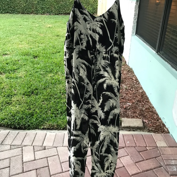 Dresses and pant outfit - Picture 7 of 8